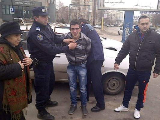 Un poliţist aflat în timpul liber a prins un tâlhar